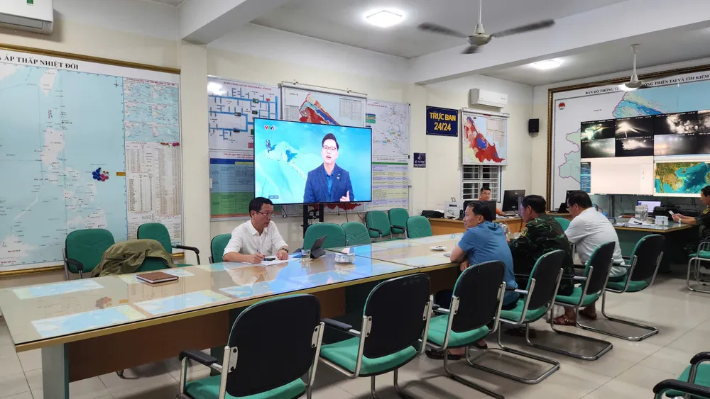 Ông Phan Thiên Định, Chủ tịch UBND TP Huế chỉ đạo công tác ứng phó lũ lụt tại Ban Chỉ huy phòng thủ dân sự. Ảnh: N.DO chu-tich-ubnd-tp-hue-thiet-hai-tai-san-it-hon-1999-nho-nguoi-dan-y-thuc.jpg