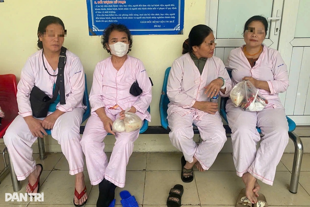 Bệnh nhân chạy lũ ở Bệnh viện Trung ương Huế - 2