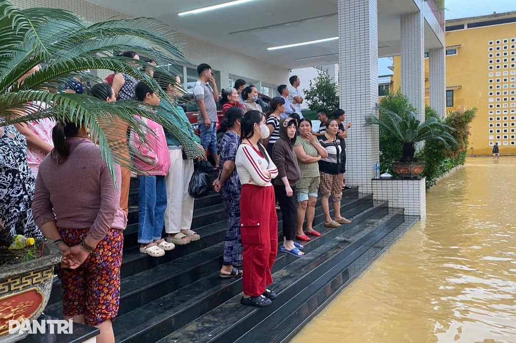 Bệnh nhân chạy lũ ở Bệnh viện Trung ương Huế - 3