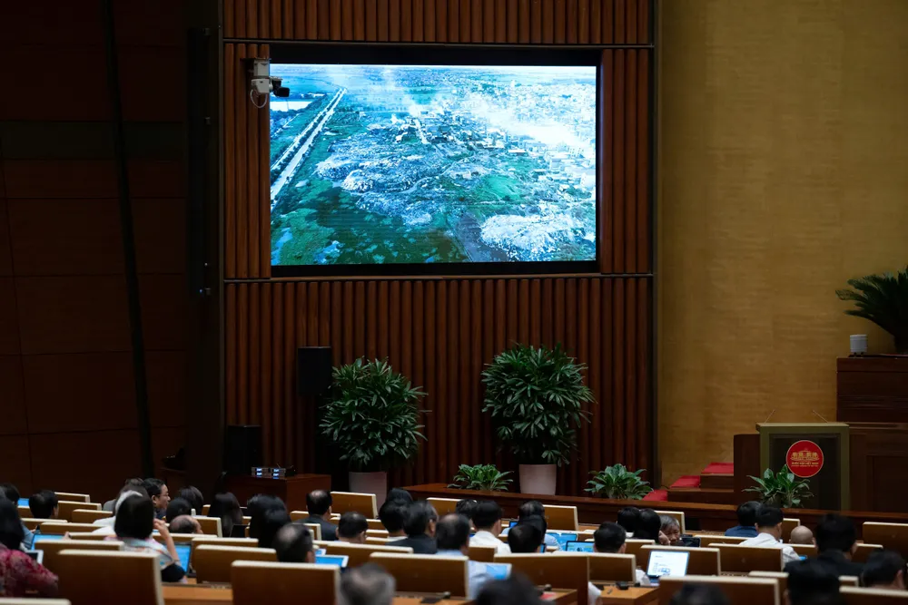 Quốc hội xem video về việc thực hiện chính sách, pháp luật về bảo vệ môi trường kể từ khi Luật Bảo vệ môi trường năm 2020 có hiệu lực thi hành. Ảnh: QH Quoc-hoi-giam-sat-moi-truong.jpg