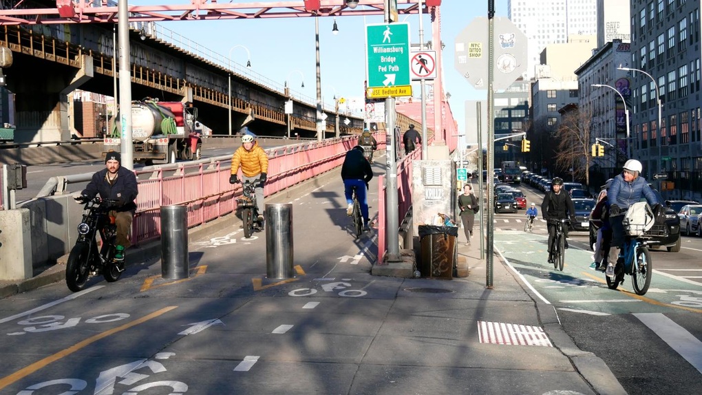 Xe đạp điện phóng nhanh, luồn lách gây hỗn loạn giao thông New York - 2