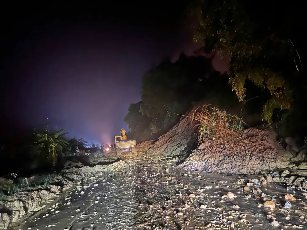 Đến 19 giờ 30 ngày 27-10, Quốc lộ 28B đã thông xe. Quoc-lo-28B (7).jpg