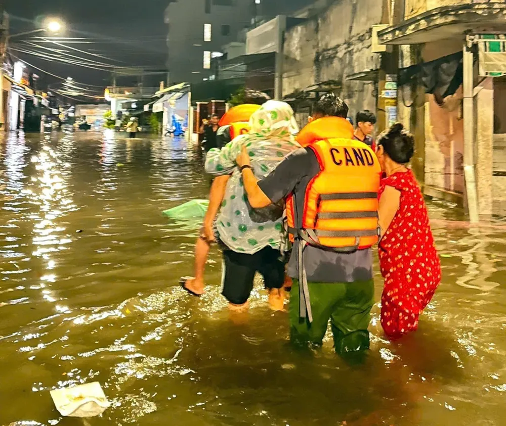 Lực lượng công an hỗ trợ người dân Phan Thiết đến nơi an toàn. Quoc-lo-28B (6).jpg