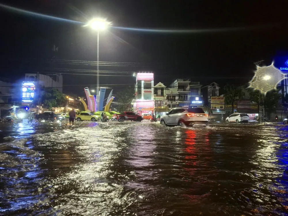 Khu vực Phan Thiết ngập nặng. Quoc-lo-28B (3).jpg