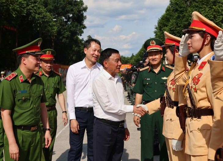 Ông Trần Cẩm Tú: Cán bộ chiến sĩ đoàn kết, đồng lòng, 'nghìn người như một' phục vụ diễu binh 30-4 - Ảnh 2.