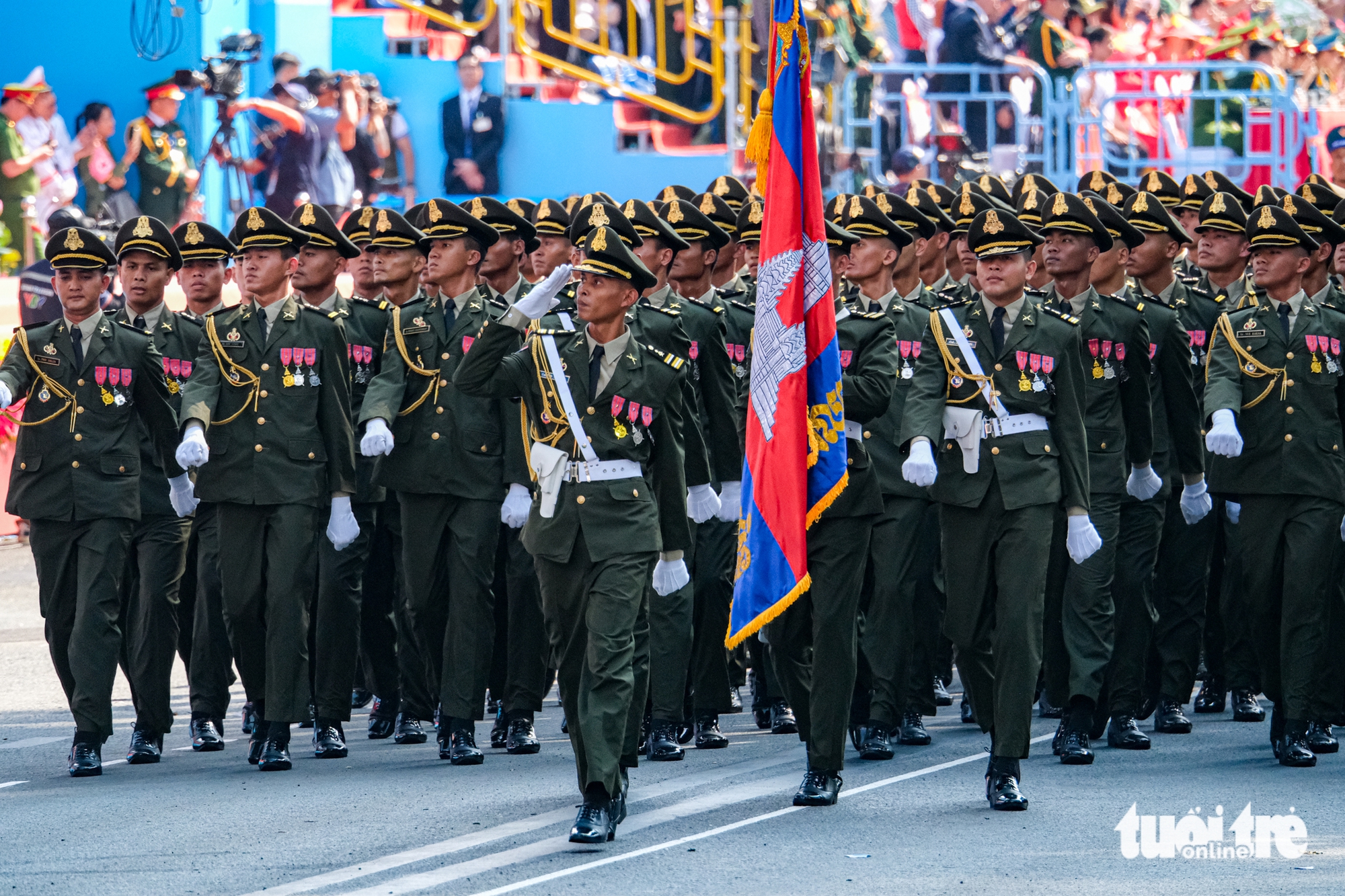 Khối diễu binh Trung Quốc hát vang 'Việt Nam, Hồ Chí Minh' trên đường TP.HCM - Ảnh 5.