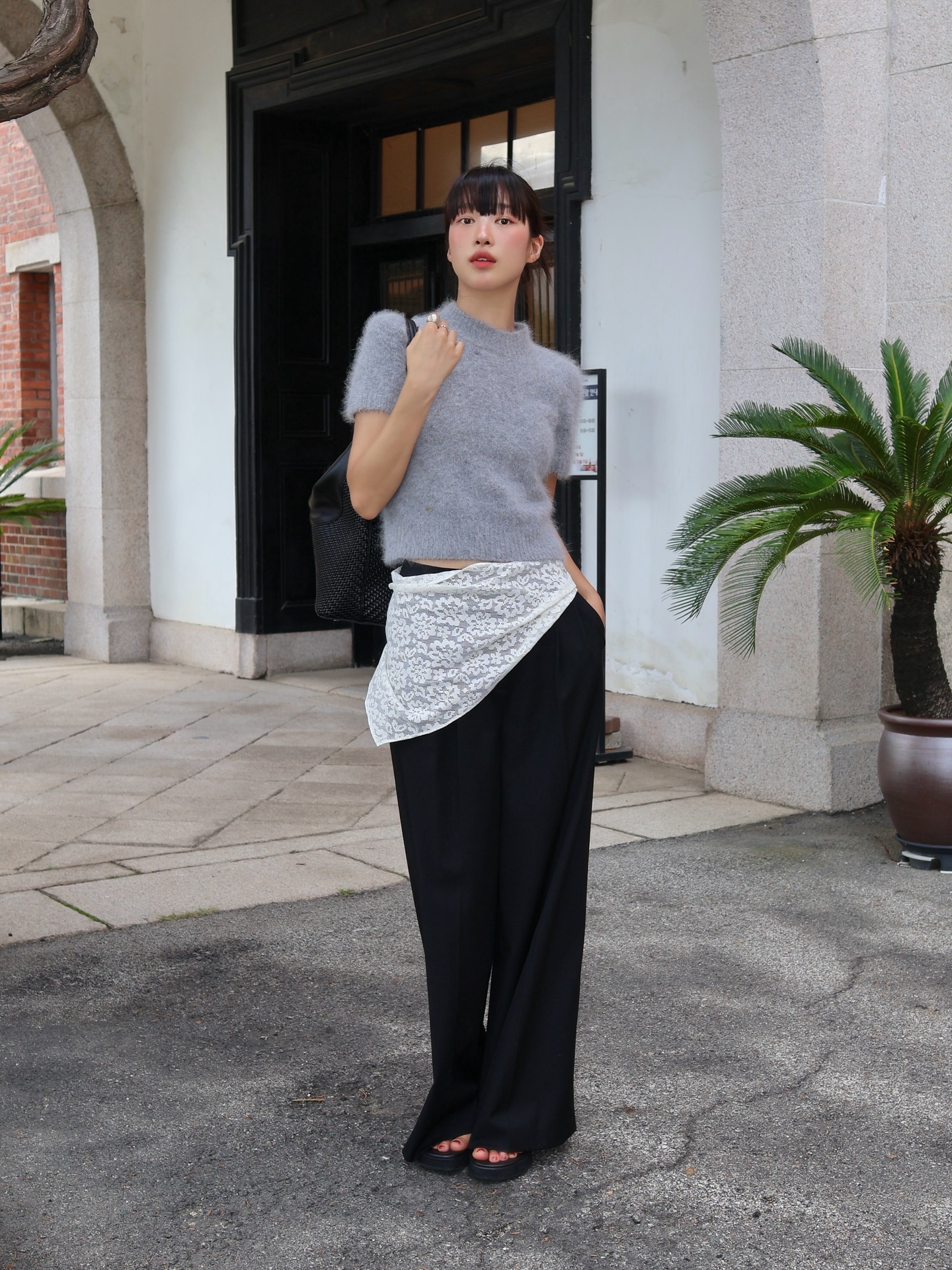 1761680858 669 Quan den mac voi 4 kieu ao nay la dep