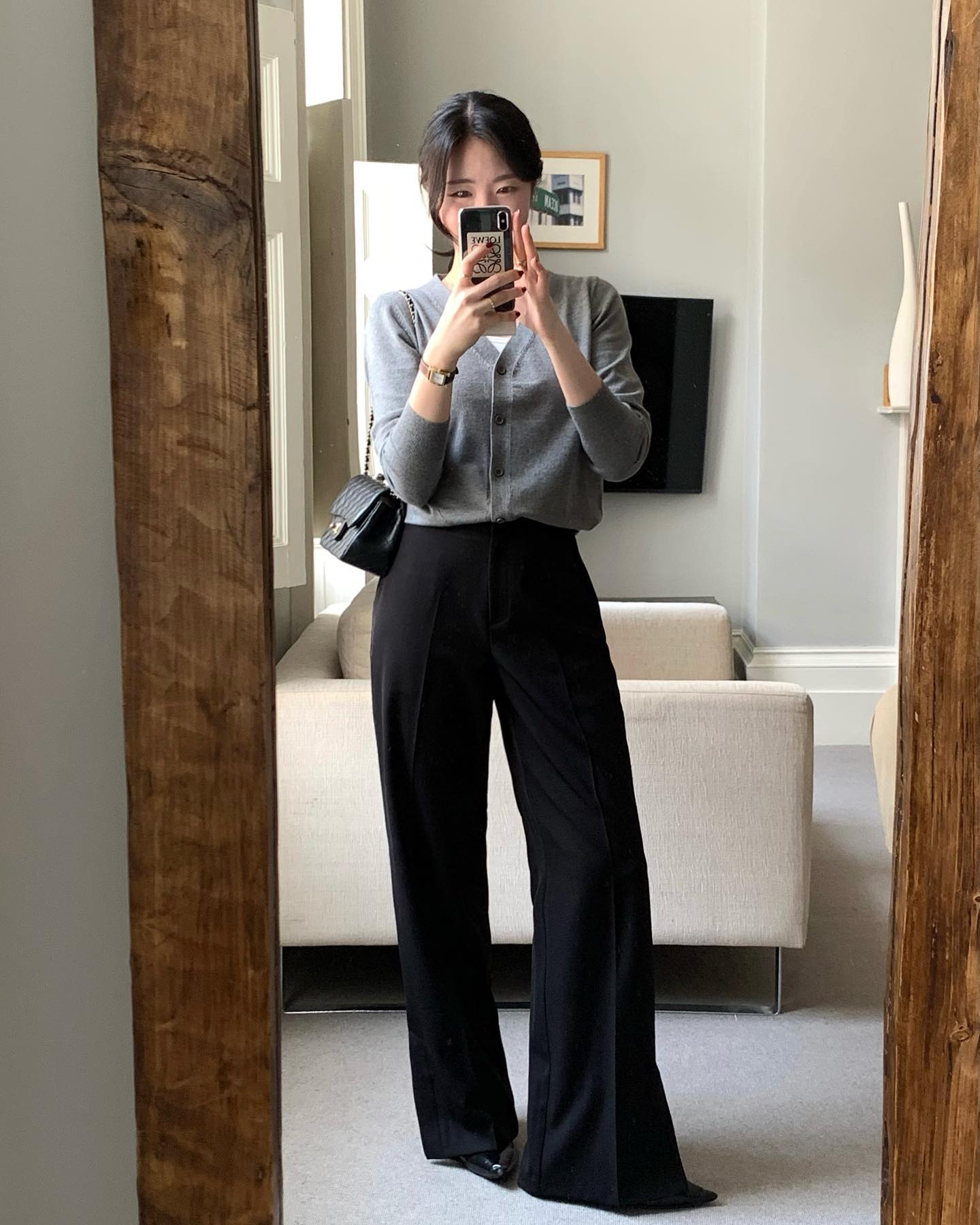 1761680859 525 Quan den mac voi 4 kieu ao nay la dep