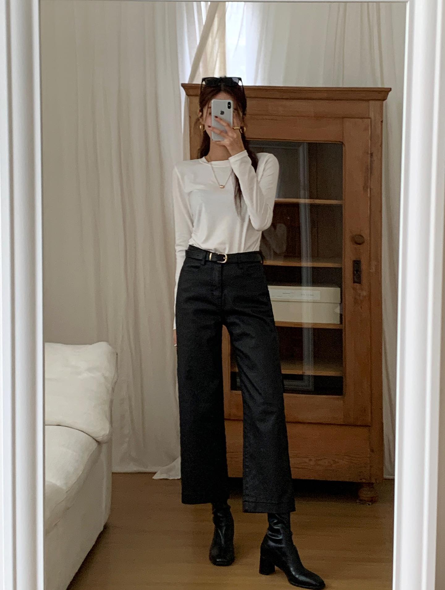 1761680860 155 Quan den mac voi 4 kieu ao nay la dep