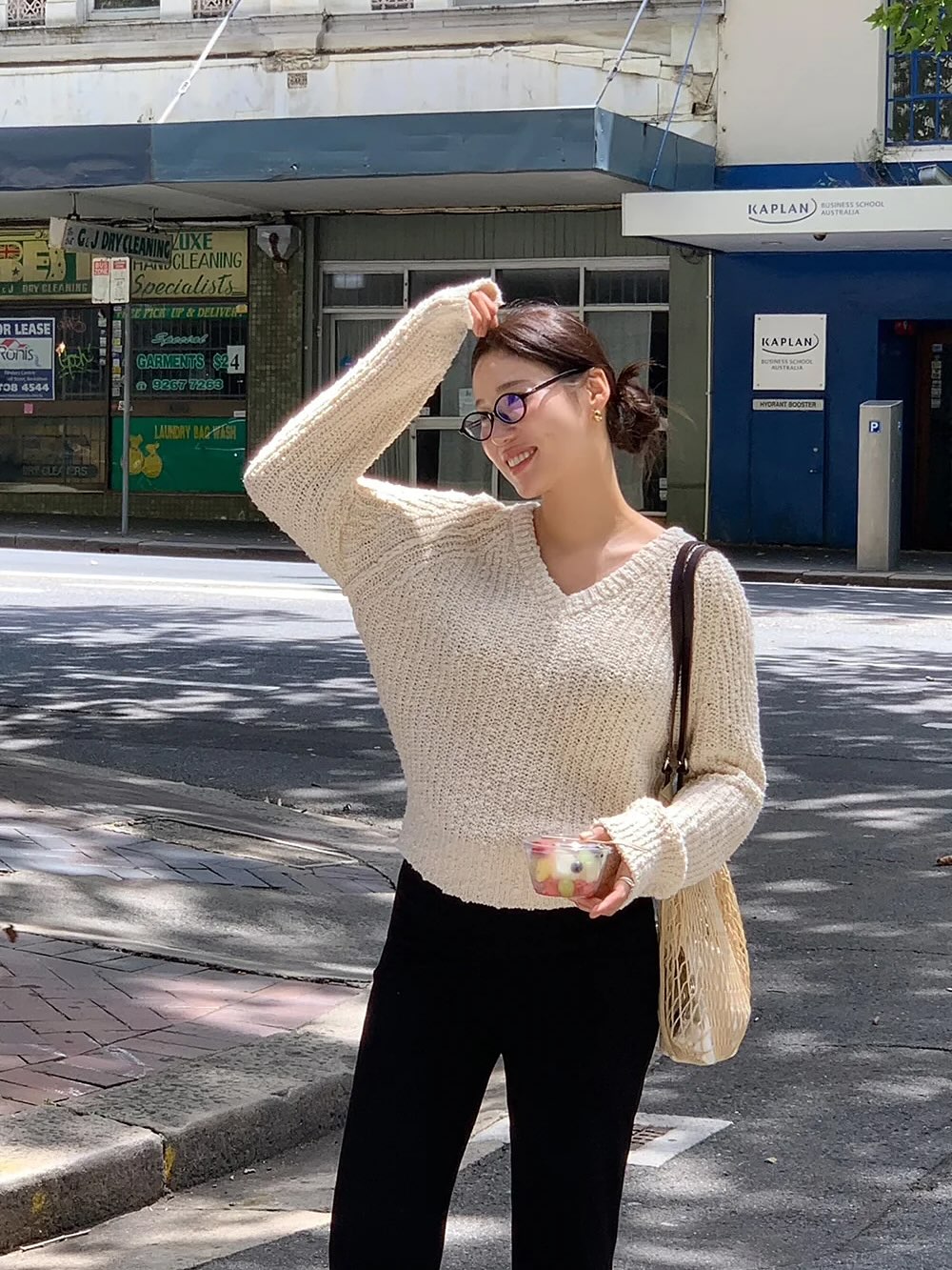 1761680860 701 Quan den mac voi 4 kieu ao nay la dep