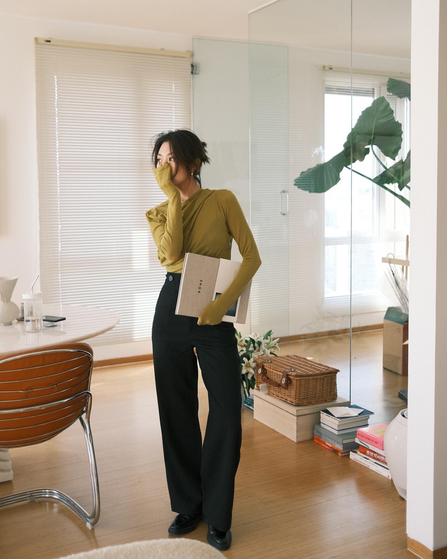 1761680861 511 Quan den mac voi 4 kieu ao nay la dep