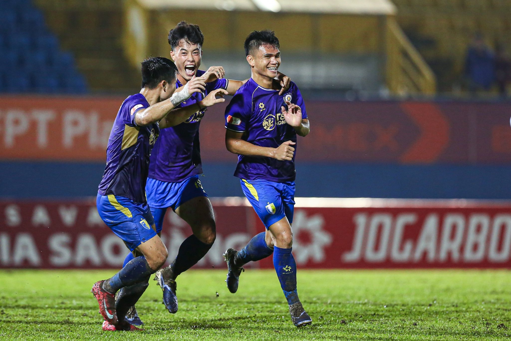 Sút hỏng phạt đền 11m, CLB Becamex TP HCM 