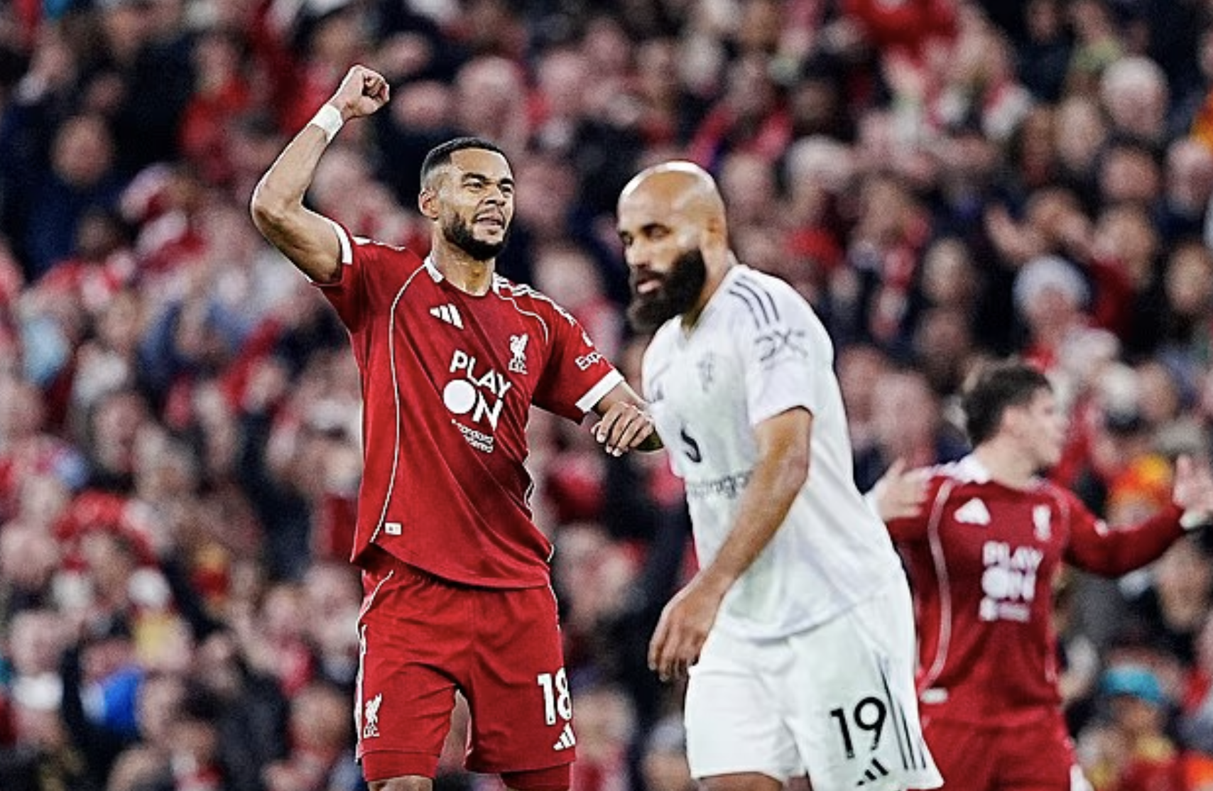 Man United đánh sập 