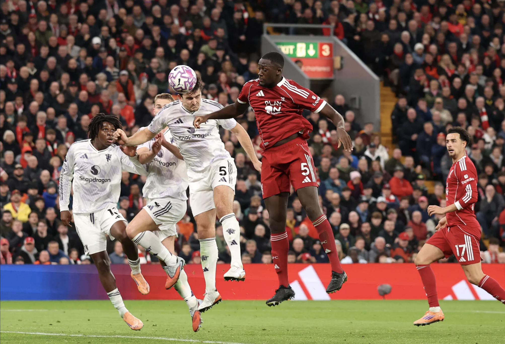 Man United đánh sập 