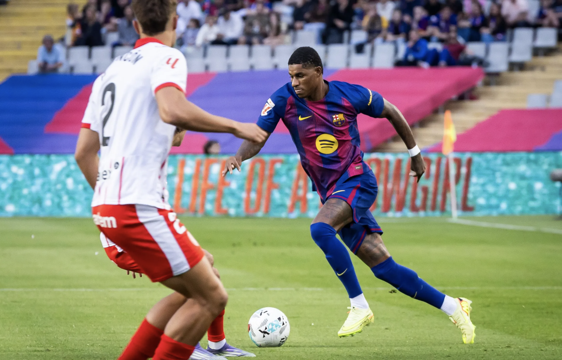 Barcelona nhọc nhằn đánh bại Girona, tái chiếm ngôi đầu bảng La Liga 2 Barcelona nhọc nhằn đánh bại Girona, tái chiếm ngôi đầu bảng La Liga - Ảnh 2.