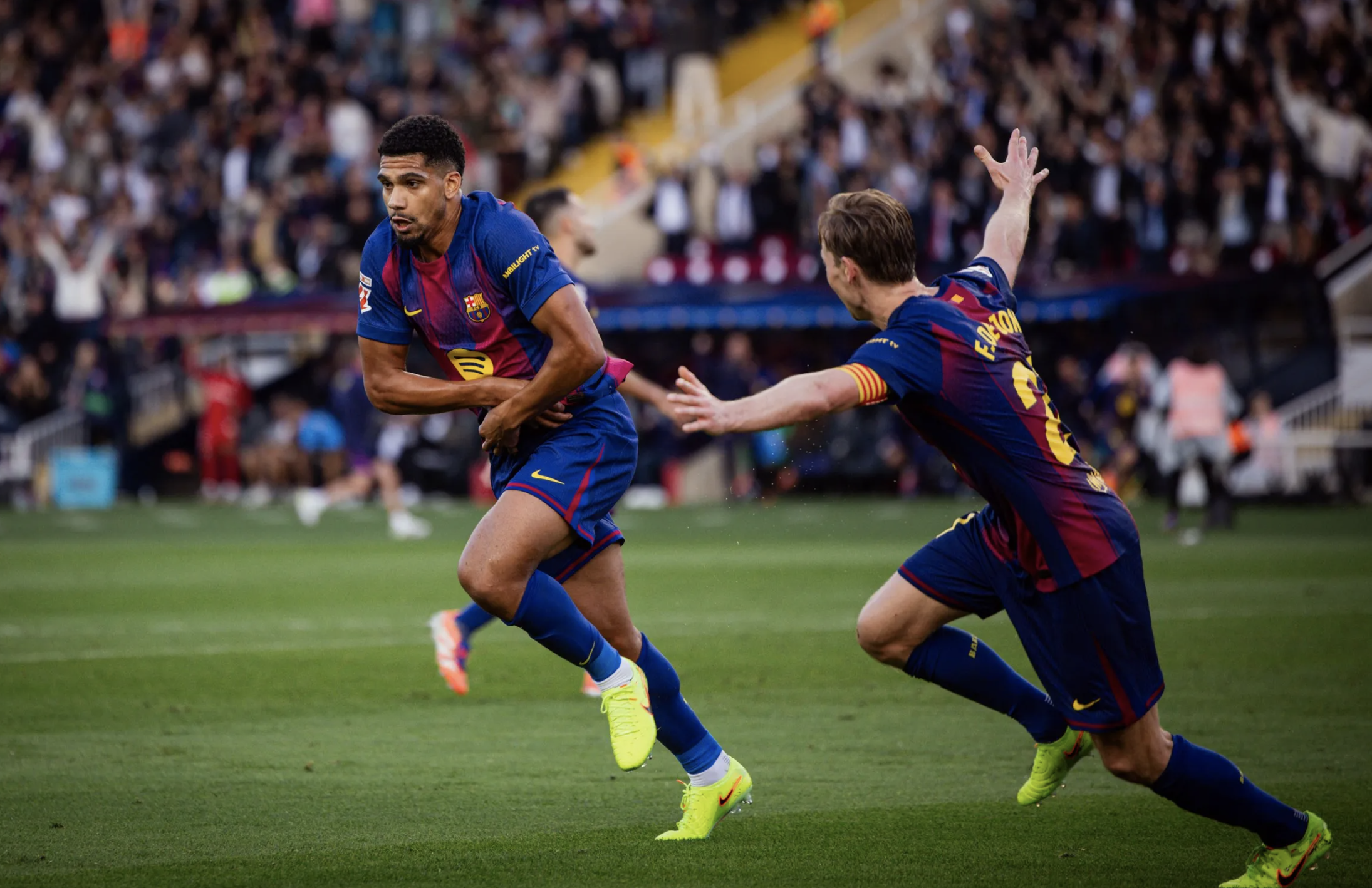 Barcelona nhọc nhằn đánh bại Girona, tái chiếm ngôi đầu bảng La Liga 4 Barcelona nhọc nhằn đánh bại Girona, tái chiếm ngôi đầu bảng La Liga - Ảnh 4.