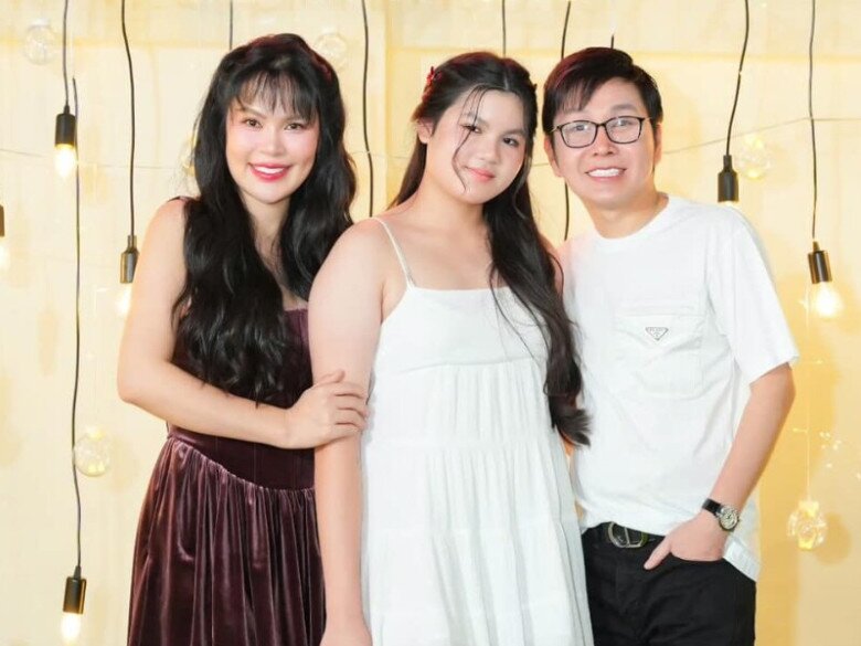 Phương Lê khoe 2 con "chung nửa huyết thống", ái nữ NSƯT Vũ Luân ngủ ngoan khi được chị gái bế bồng 4 Vũ Luân không ngại chuyện con chung, con riêng.