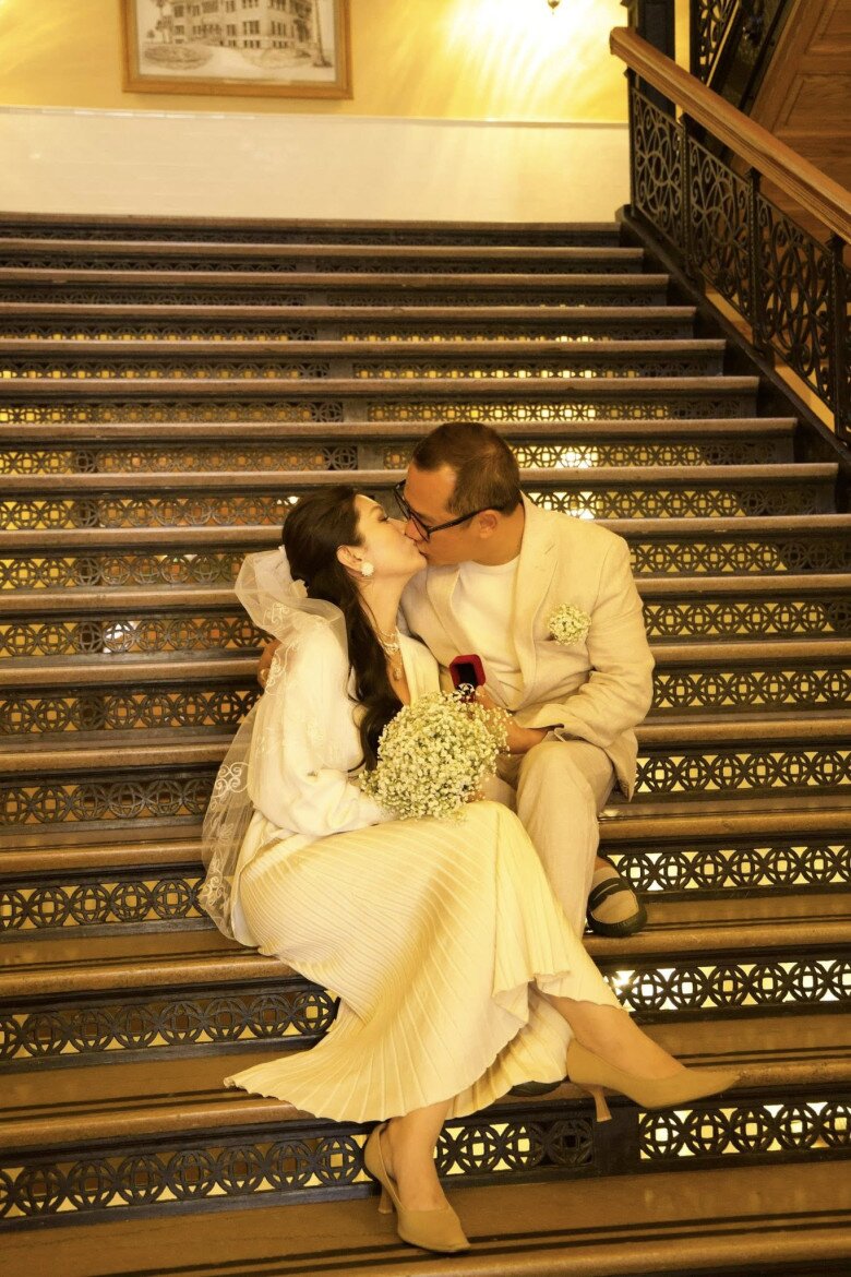 Nữ ca sĩ bị nói sinh 3 con với 3 người đàn ông khác nhau, xin giữ cho em bé thứ 3 sự bình an 5 Nguyễn Hồng Nhung chia sẻ hình ảnh bên người đàn ông hiện tại.