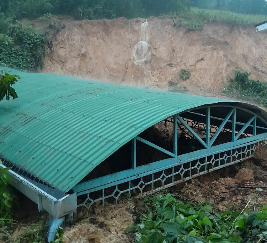 Sạt lở, núi đổ xuống trạm y tế, nhân viên trực ca đêm thoát chết trong gang tấc 2 Sạt lở, núi đổ xuống trạm y tế, nhân viên trực ca đêm thoát chết trong gang tấc - Ảnh 2.