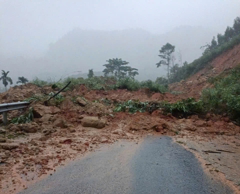 Sạt lở, núi đổ xuống trạm y tế, nhân viên trực ca đêm thoát chết trong gang tấc 3 sạt lở - Ảnh 3.