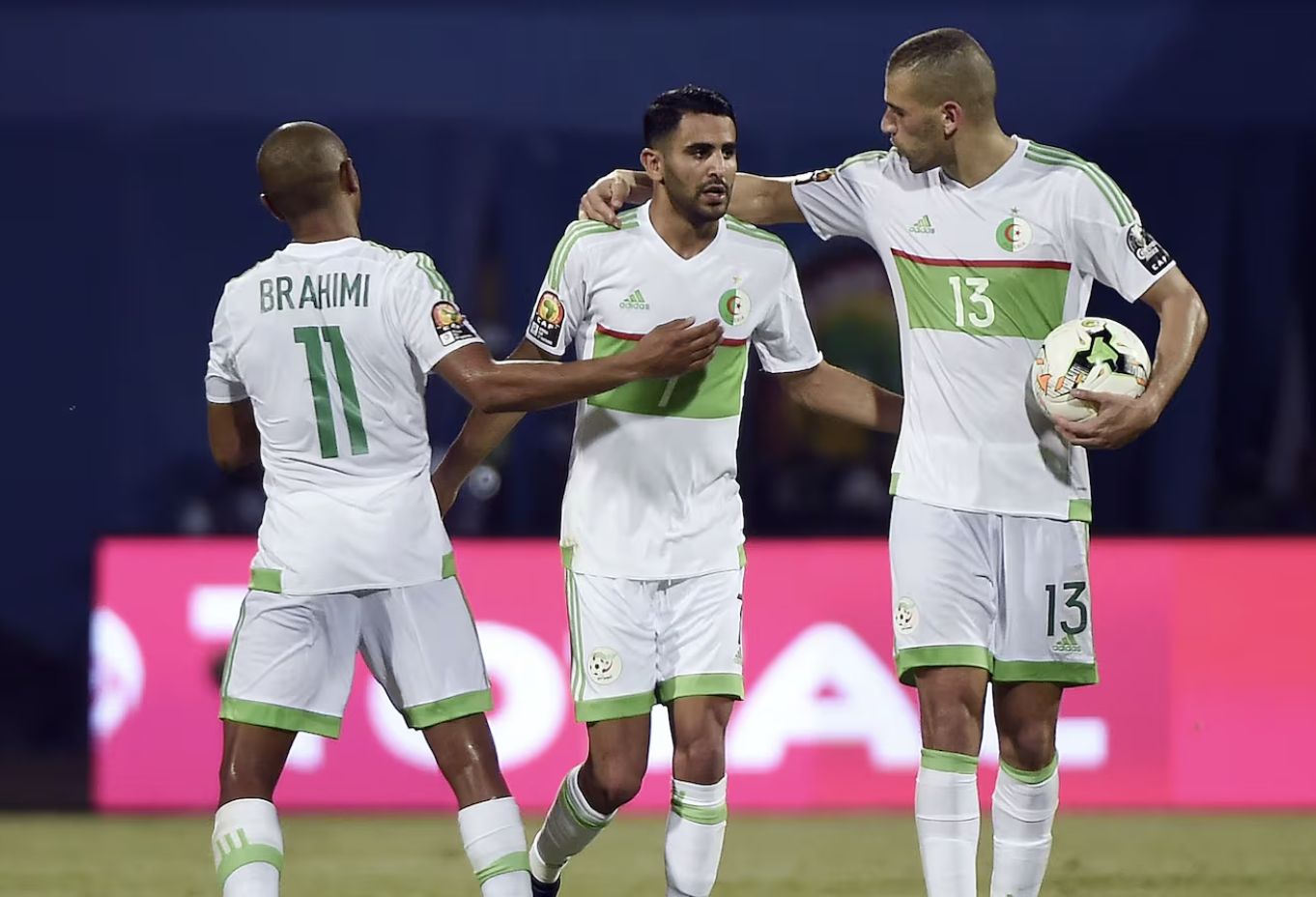 Cựu sao Man City tỏa sáng, Algeria đoạt vé dự World Cup sau 12 năm 4 Cựu sao Man City tỏa sáng, Algeria đoạt vé dự World Cup sau 12 năm - Ảnh 4.