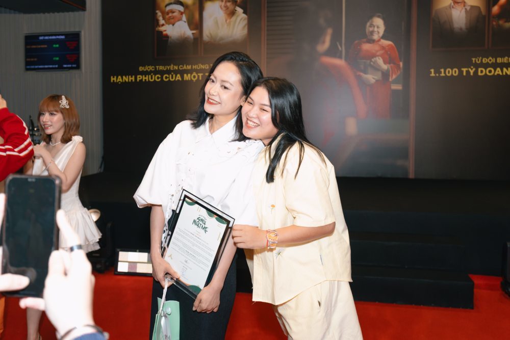  
Hồng Ánh chụp ảnh với người hâm mộ