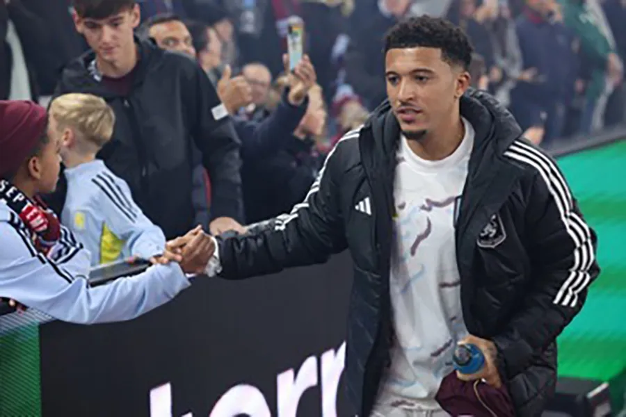 Sancho bị sỉ nhục vì không có kỷ luật và thái độ thi đấu thờ ơ. ẢNH: EPA sancho-bi-si-nhuc-1.jpg