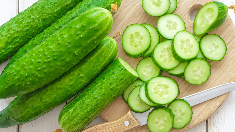 Dưa leo chứa đến 96% là nước, là “máy cấp ẩm tự nhiên” cho da. Chỉ cần ăn hoặc đắp lát dưa leo mỗi ngày, làn da sẽ mát mẻ, mềm mịn và căng bóng hơn. Loại quả bình dân này còn giúp giảm sạm, giảm bọng mắt rõ rệt.