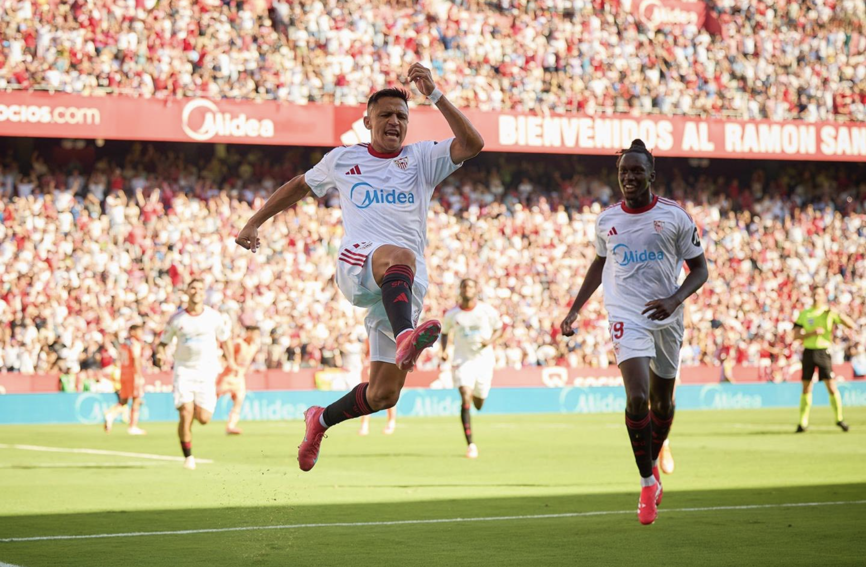 Barcelona thua tan tác ở Sevilla, La Liga đổi ngôi đầu ngoạn mục  - Ảnh 2.