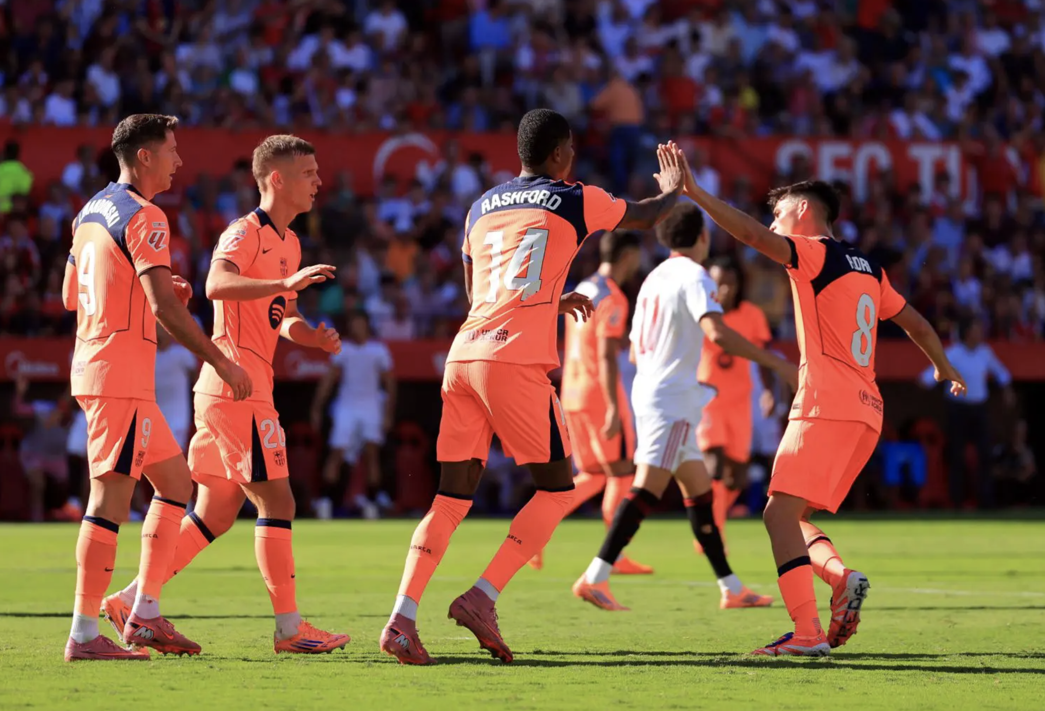 Barcelona thua tan tác ở Sevilla, La Liga đổi ngôi đầu ngoạn mục  - Ảnh 3.