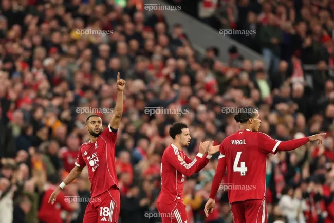 hlv-arne-slot-bat-luc-nhin-duong-kim-vo-dich-liverpool-roi-tu-do (4).jpg