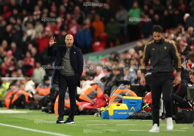 hlv-arne-slot-bat-luc-nhin-duong-kim-vo-dich-liverpool-roi-tu-do (1).jpg