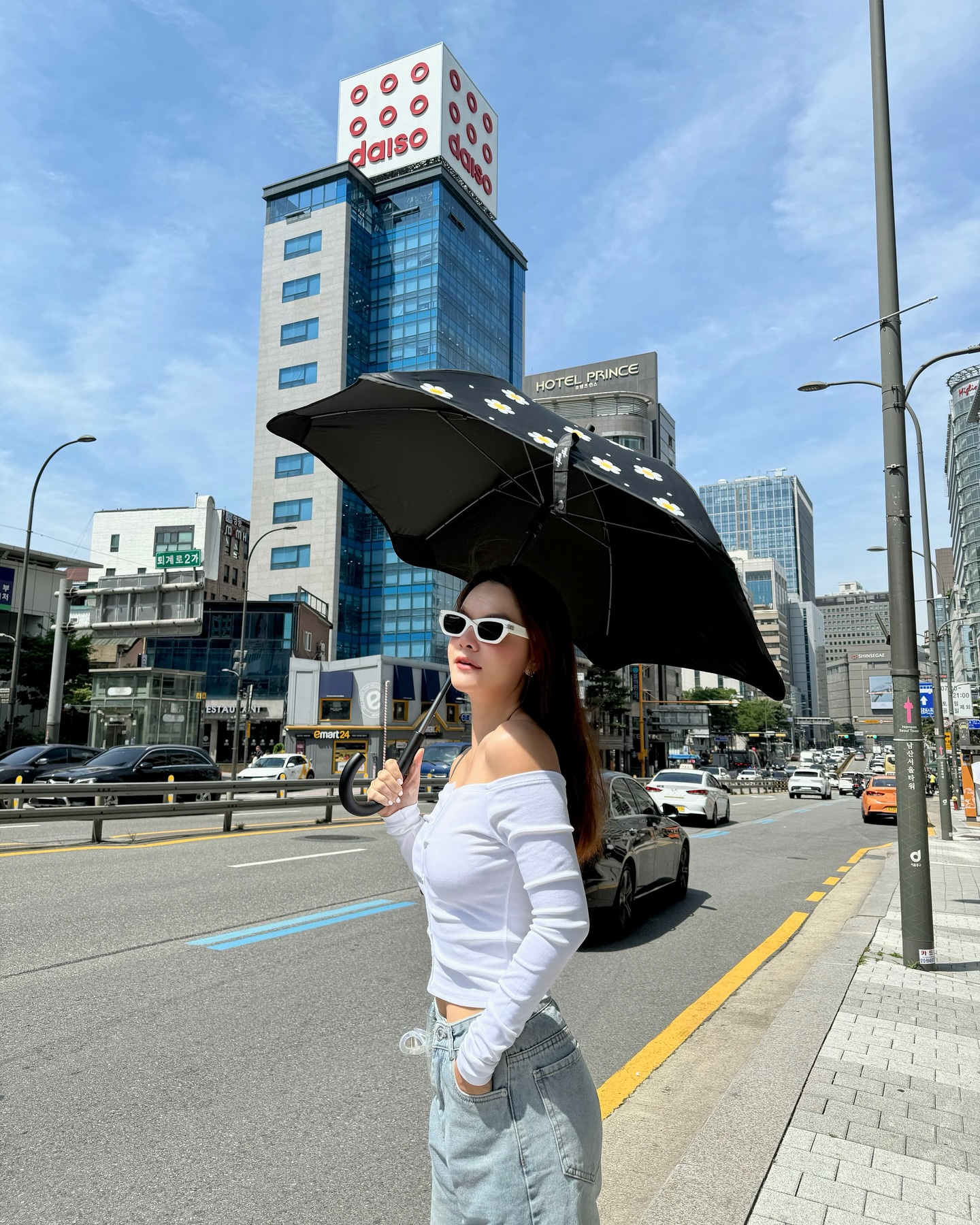 Sao phải mặc mãi đồ tối màu cho thêm "dừ", phụ nữ 40+ nên diện 10 bộ cánh sáng màu này để trẻ hơn - Ảnh 4.