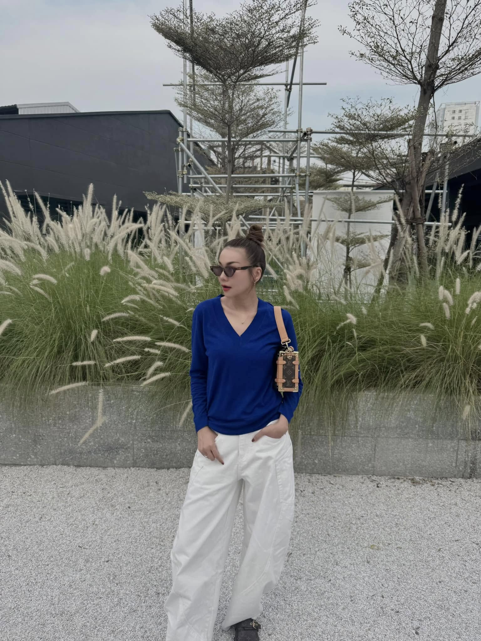 Sao phải mặc mãi đồ tối màu cho thêm "dừ", phụ nữ 40+ nên diện 10 bộ cánh sáng màu này để trẻ hơn - Ảnh 5.