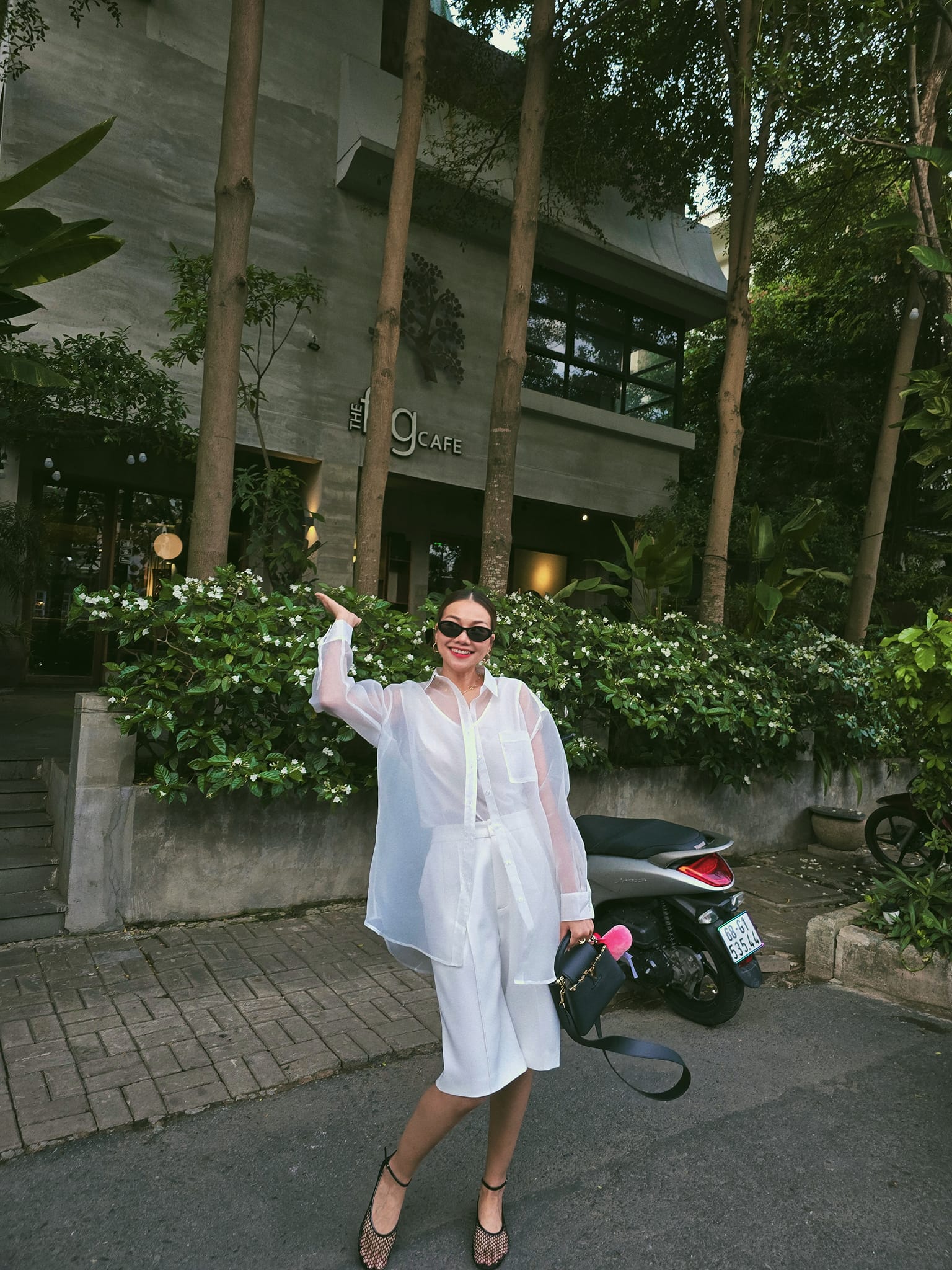 Sao phải mặc mãi đồ tối màu cho thêm "dừ", phụ nữ 40+ nên diện 10 bộ cánh sáng màu này để trẻ hơn - Ảnh 6.