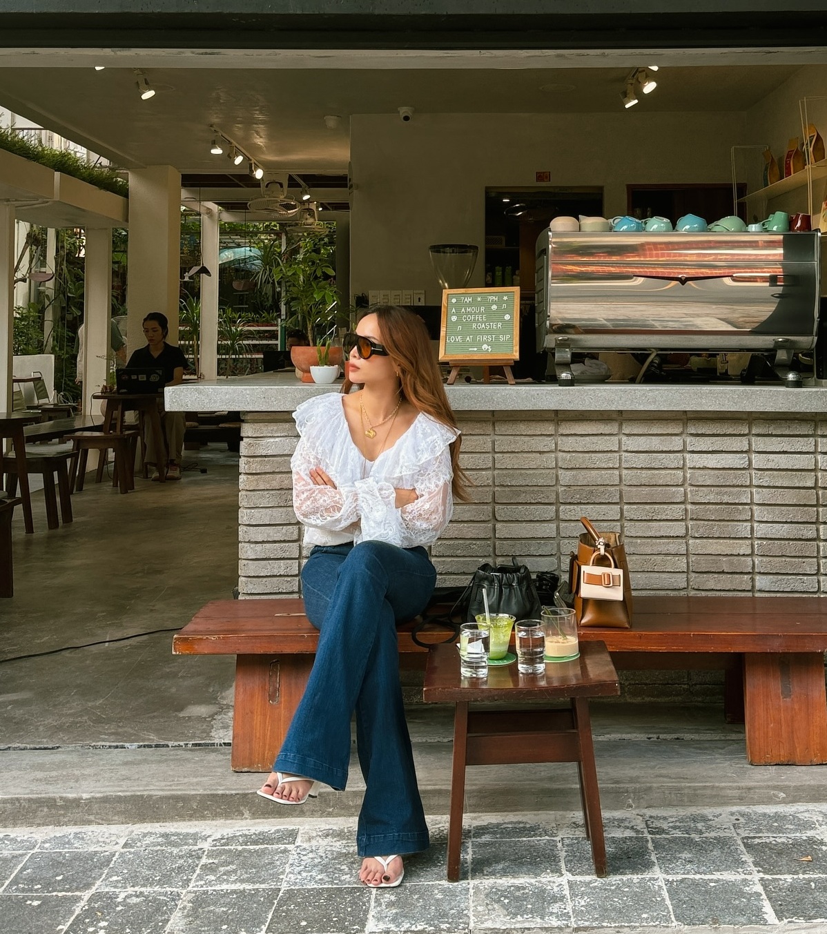 Sao phải mặc mãi đồ tối màu cho thêm "dừ", phụ nữ 40+ nên diện 10 bộ cánh sáng màu này để trẻ hơn - Ảnh 10.