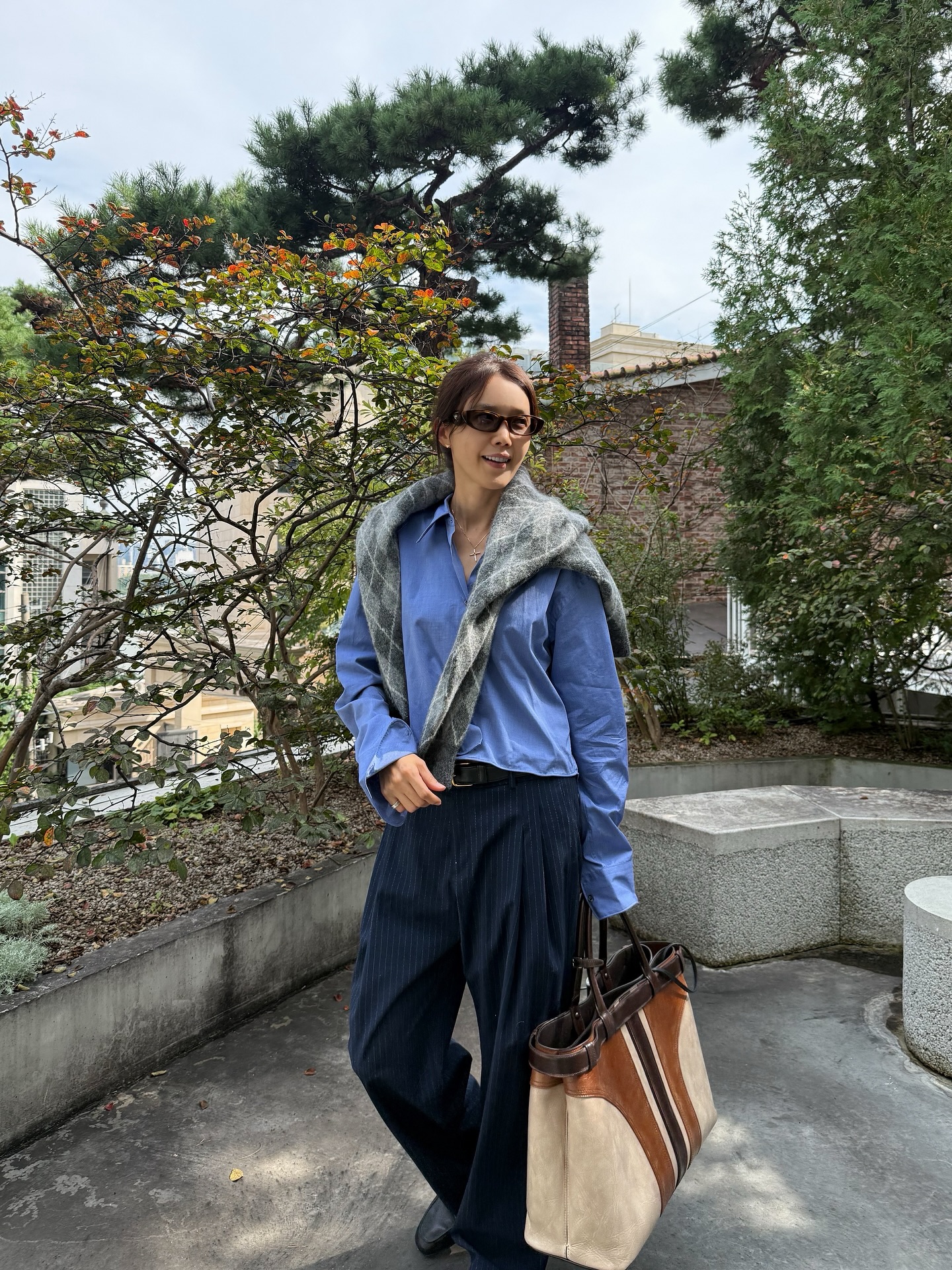 Sao phải mặc mãi đồ tối màu cho thêm "dừ", phụ nữ 40+ nên diện 10 bộ cánh sáng màu này để trẻ hơn - Ảnh 9.