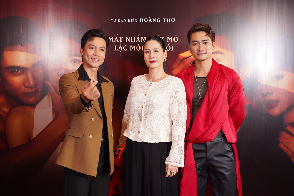  
Thân Thúy Hà đến chúc mừng Lương Gia Huy sau "Mưa đỏ".