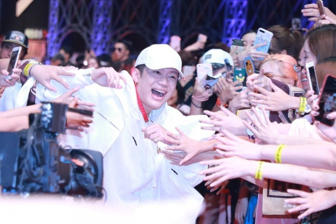 Một rapper "lệch chuẩn" bị đuổi khỏi bar sau 10 phút biểu diễn, các ông bầu hủy show hàng loạt - Ảnh 5.