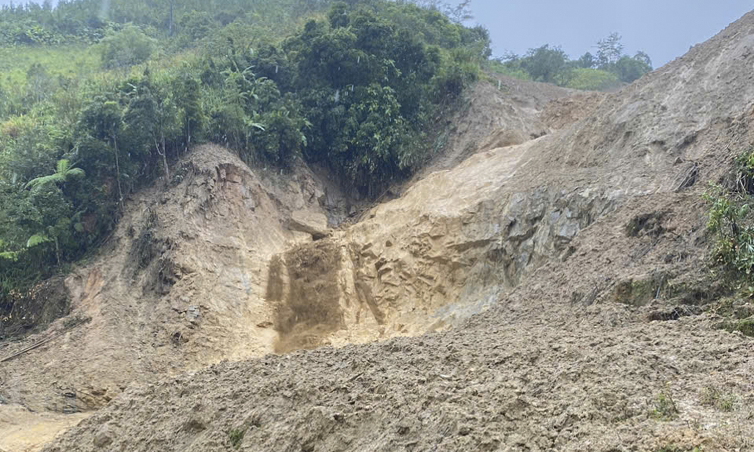 Tiếp cận được 5 thôn bị cô lập ở xã Ngọc Linh, Quảng Ngãi- Ảnh 4. Tiếp cận được 5 thôn bị cô lập ở xã Ngọc Linh, Quảng Ngãi- Ảnh 4.