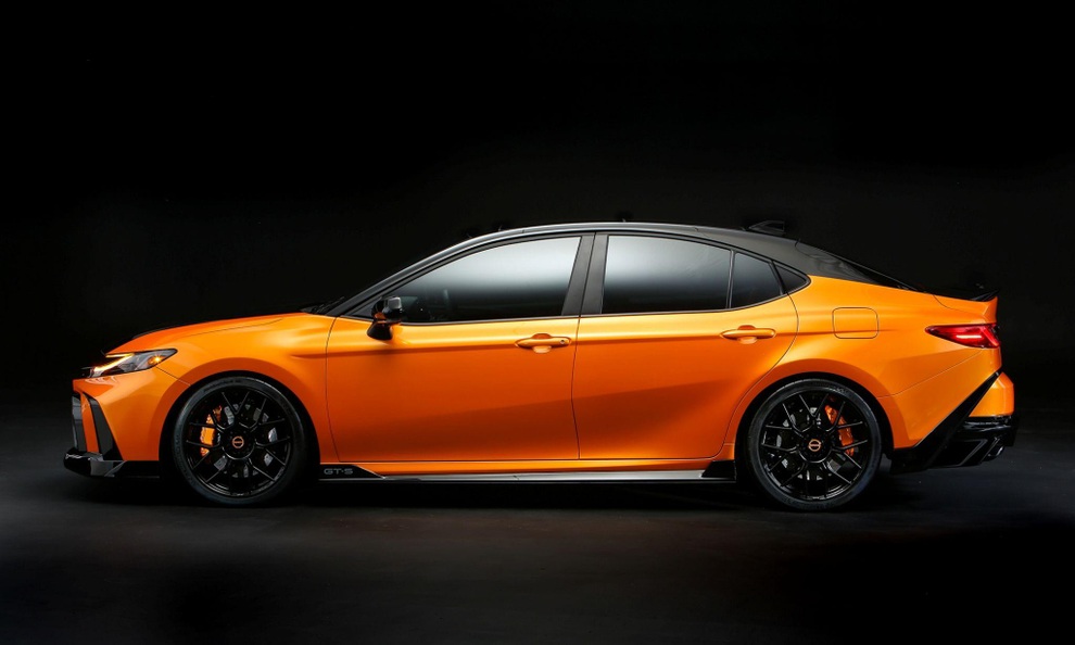 Toyota Camry hóa “xe đua” nhưng vẫn dùng máy 2.5L xăng-điện - 4