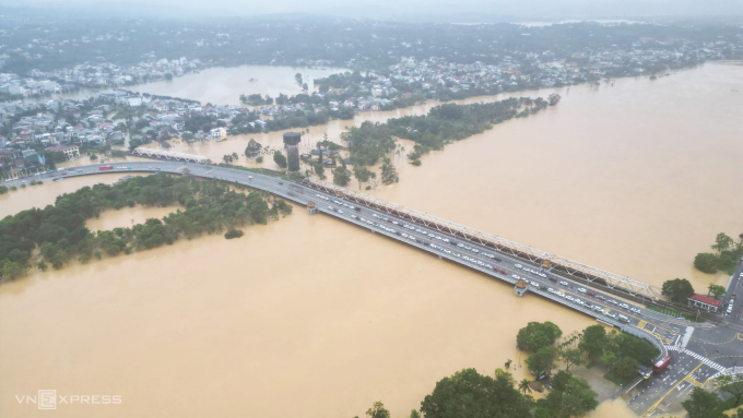 Hai cầu đường sắt vượt sông Hương, đi qua cồn Dã Viên. Ảnh: Võ Thạnh