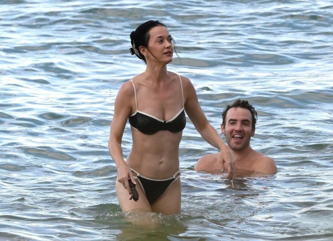 Katy Perry khoe cơ bụng săn chắc khi diện bikini.