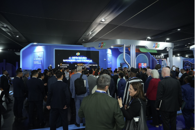 Đông đảo khách quốc tế tham quan gian hàng FPT tại triển lãm công nghệ trong khuôn khổ Lễ mở ký Công ước Hà Nội. Ảnh: FPT