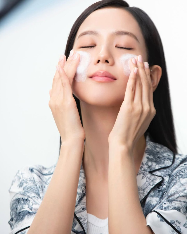 Jisoo luôn tuân thủ 3 bước để làn da được làm sạch nhất.