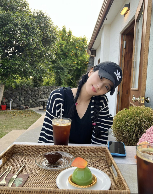 Jisoo còn đặc biệt chú ý đến chế độ ăn uống và sinh hoạt hằng ngày.