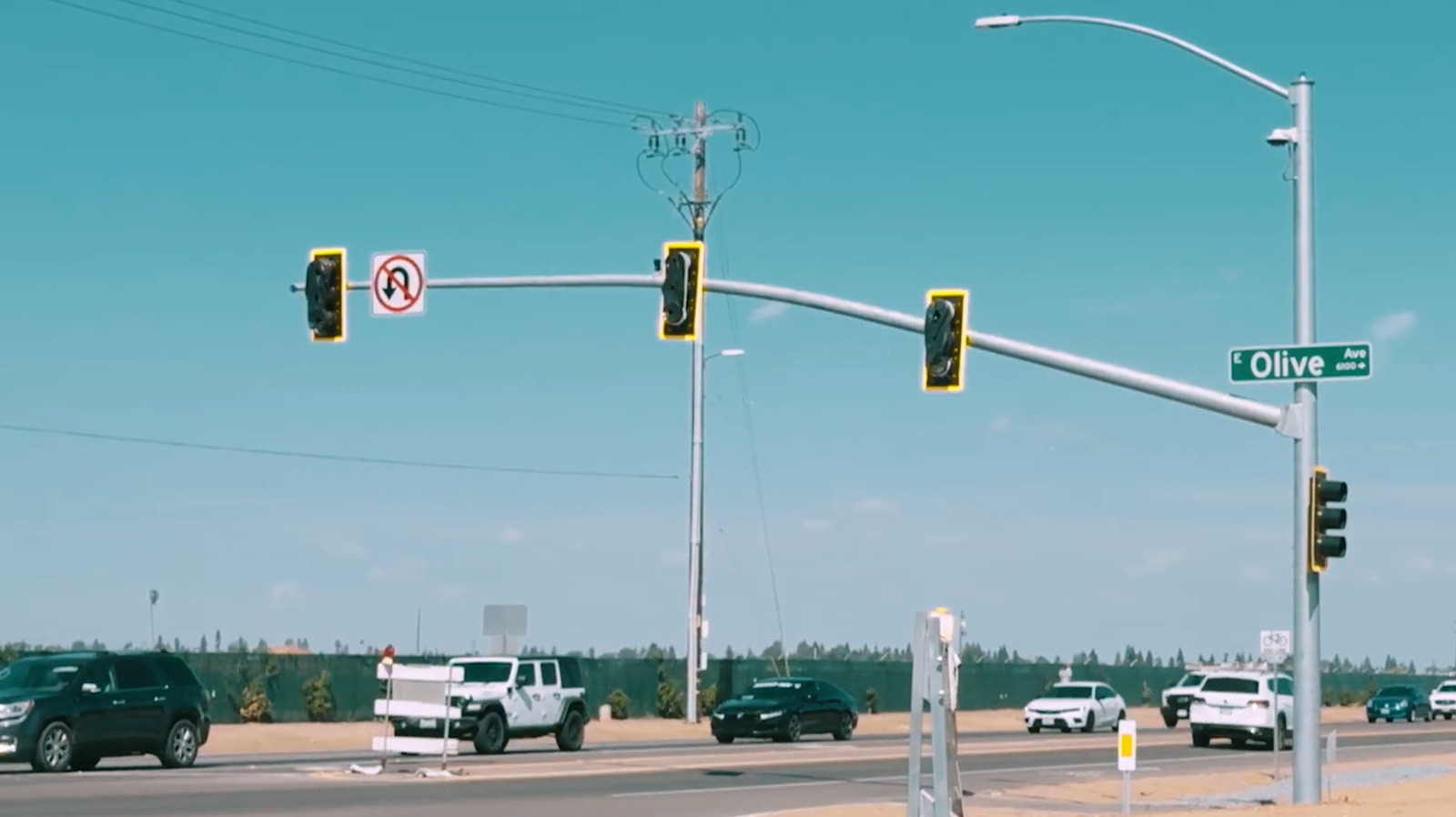 Mất 10 tháng và hàng triệu USD để bật một đèn giao thông 3 đèn giao thông - Ảnh 3.