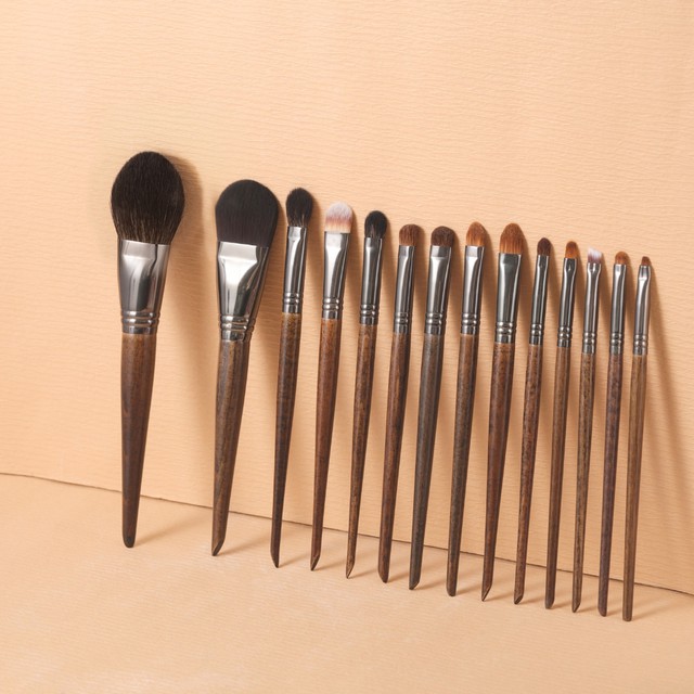 Nếu cọ trang điểm không được vệ sinh thường xuyên có thể tích tụ vi khuẩn, dầu thừa và là nguyên nhân gây mụn.