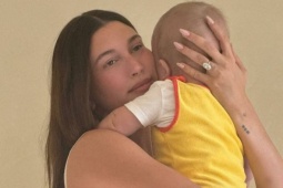 Hailey Bieber 'ghét bản thân' khi vật lộn giảm 7 kg sau sinh