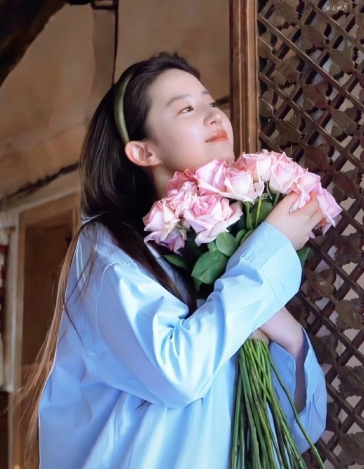 Nhiều người còn gọi đây là bức ảnh cầu may, để ảnh này làm hình nền điện thoại hoặc ảnh đại diện tài khoản mạng xã hội là sẽ gặp nhiều may mắn. Và đến bây giờ, vẫn có nhiều cô gái thích tạo dáng bên bó hồng giống như Lưu Diệc Phi.